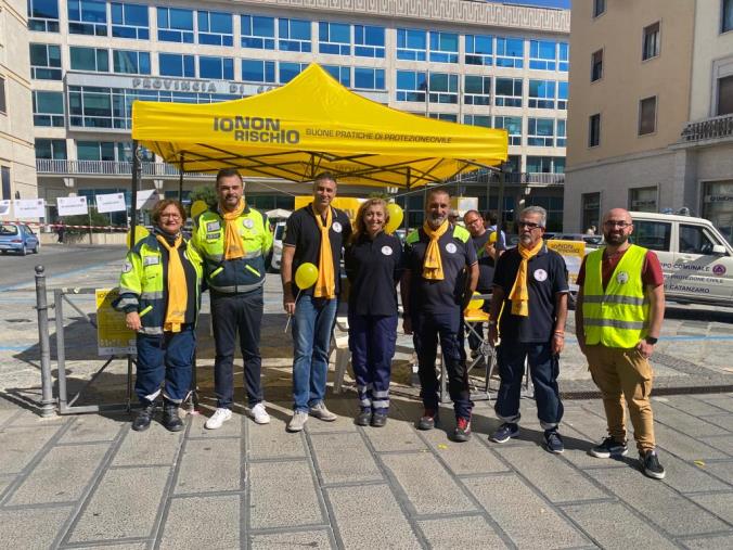images "Io non rischio", anche a Catanzaro volontari di Protezione civile comunale in piazza per informare i cittadini