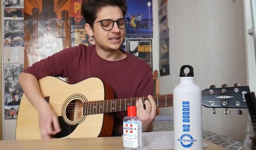 images #iorestoacasa. Marco Meliti canta il Corona style: la musica è speranza 