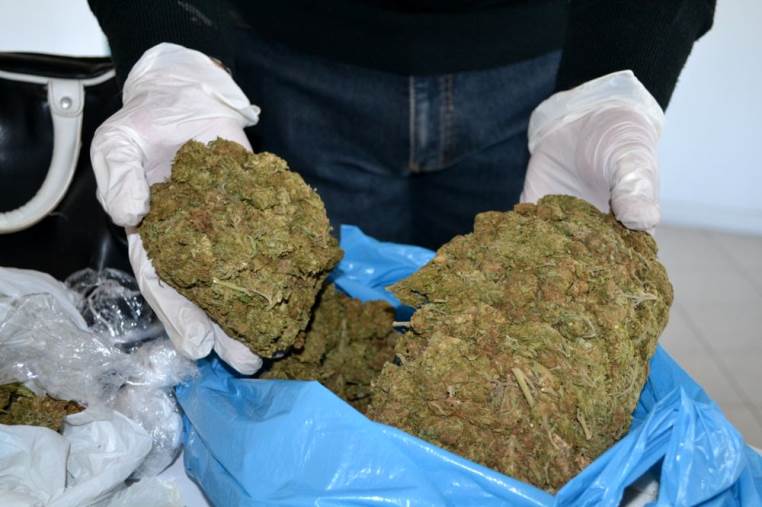 images Catanzaro, 16 chili di marijuana e arnesi di "lavoro" in un magazzino: scarcerato 