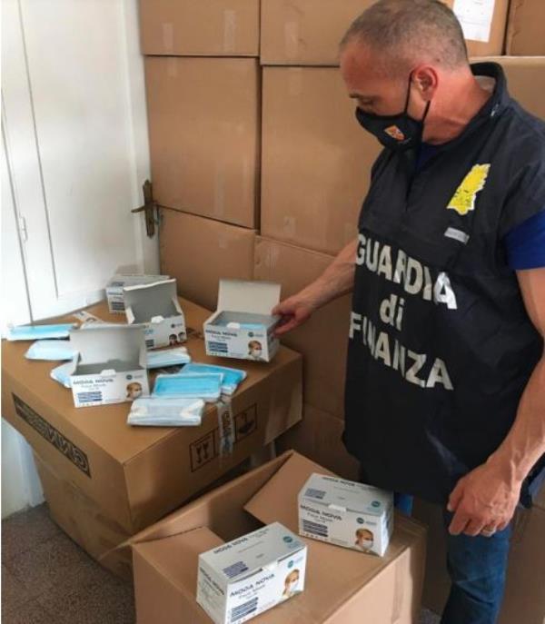 images Covid. Sequestrate dalla Guardia di finanza a Crotone 10mila mascherine non a norma