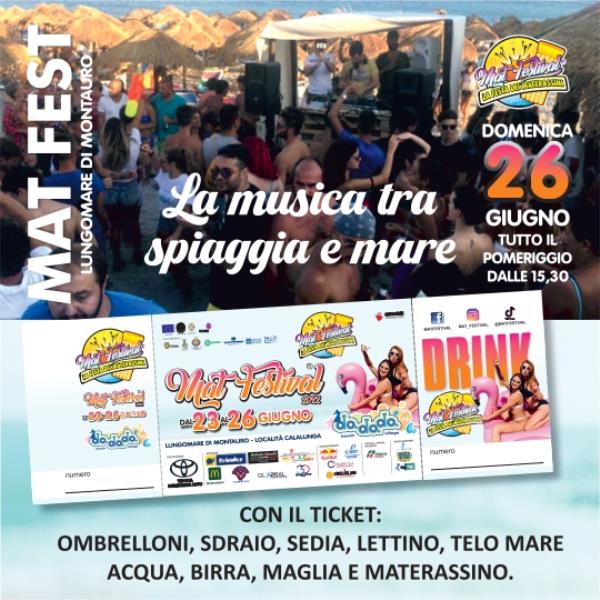 images Vip a Montauro, da Valeria Marini a Fabrizio Corona tutti pazzi per la gara dei materassini a mare