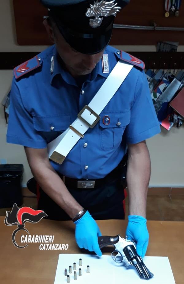 images Viaggiava in auto con pistola e munizioni: in manette un 50enne di  S. Andrea Apostolo sullo Ionio