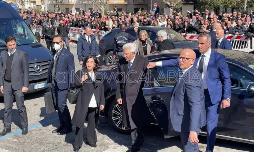 Strage migranti, il presidente Mattarella è arrivato all'aeroporto di Crotone (VIDEO) images Strage migranti, il presidente Mattarella è arrivato all'aeroporto di Crotone (VIDEO)