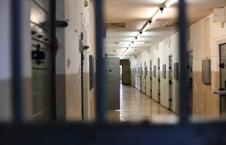 Porta la droga al fidanzato in carcere, nascondendola nella biancheria intima: fermata una donna ad Arghillà images Porta la droga al fidanzato in carcere, nascondendola nella biancheria intima: fermata una donna ad Arghillà