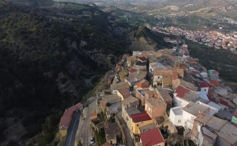 images L'antico Borgo di Melissa si colora con i graffiti degli street artists