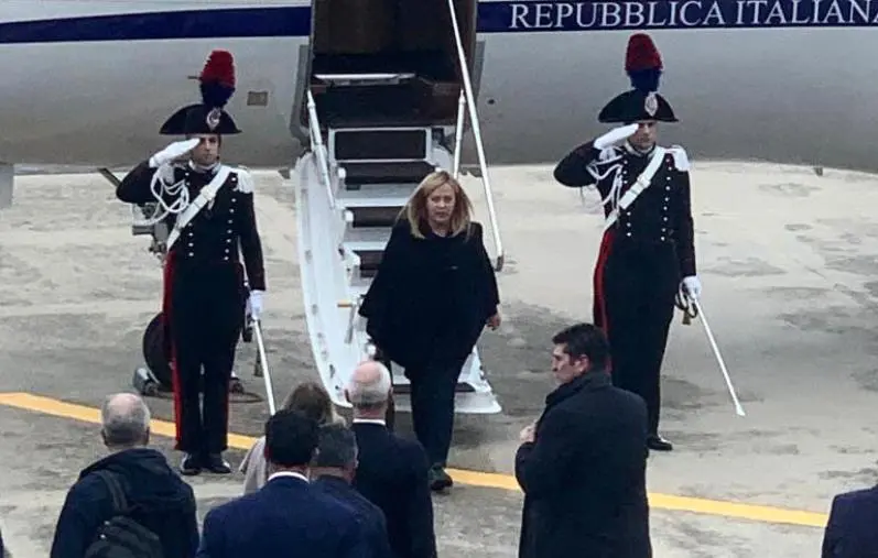 Giorgia Meloni e il Governo atterrano a Crotone: le immagini images Giorgia Meloni e il Governo atterrano a Crotone: le immagini