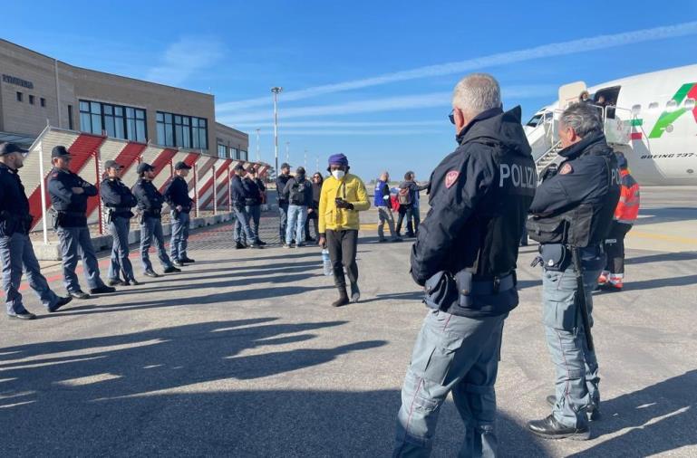 Crotone, sbarcati all'aeroporto 187 migranti provenienti da Lampedusa images Crotone, sbarcati all'aeroporto 187 migranti provenienti da Lampedusa