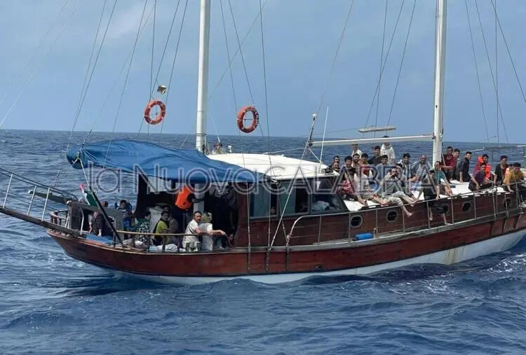 Sbarco di migranti a Roccella Jonica, soccorsi in 71 tra cui donne e minori images Sbarco di migranti a Roccella Jonica, soccorsi in 71 tra cui donne e minori