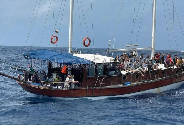images Migranti, in 82 sbarcano a Crotone: la Polizia regala giocattoli ai bambini