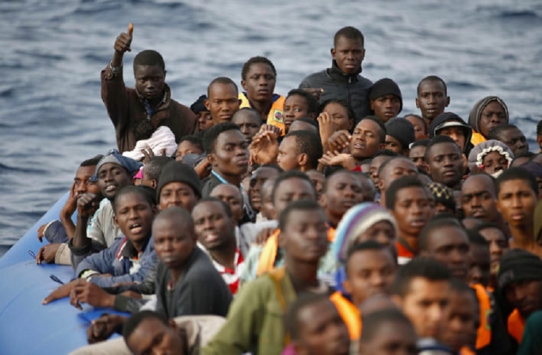 images In arrivo a Crotone una nave con 57 migranti soccorsi in mare
