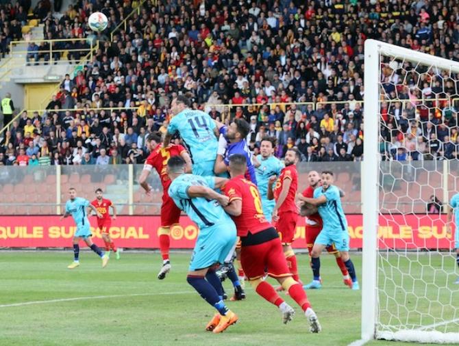 Le lacrime di un piccolo tifoso colpito da un oggetto lanciato dai pitagorici images Le lacrime di un piccolo tifoso colpito da un oggetto lanciato dai pitagorici