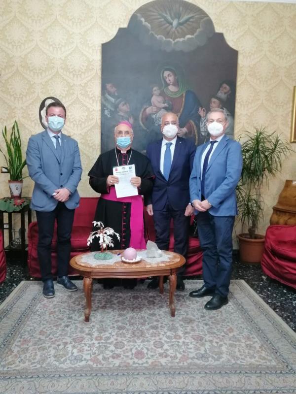 images Lotta alla povertà e occupazione. Mons. Bertolone (Cec) incontra i sindacati. Consegnata la proposta "La Calabria si cura con il lavoro"