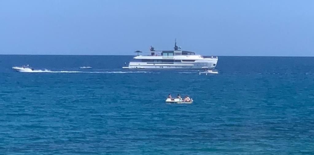 images L'estate dei vip in Calabria. Yacht di lusso a largo di Montepaone