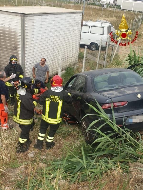 images Tragedia a Crotone. Travolto dalla sua stessa auto: morto un uomo 