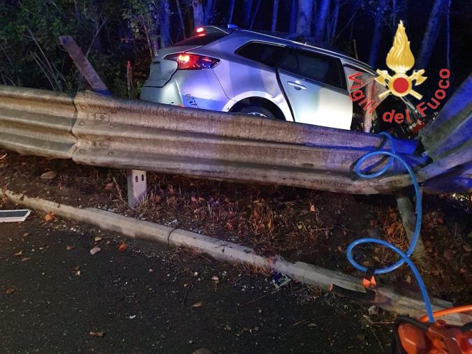 images Marcellinara. Perde il controllo dell'auto e finisce fuori strada: morto sul colpo il passeggero 