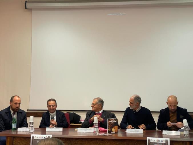 images Un Agorà su "L'odore del pane": presentato dall'IIS De Nobili di Catanzaro il libro di Costantino Mustari