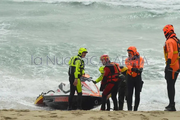 images Naufragio Cutro: 32 superstiti in volo da Crotone per Amburgo