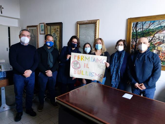 Girifalco dice no al bullismo. Iniziativa di Comune e Comprensivo 'Scopelliti' contro la violenza virtuale e reale images Girifalco dice no al bullismo. Iniziativa di Comune e Comprensivo 'Scopelliti' contro la violenza virtuale e reale