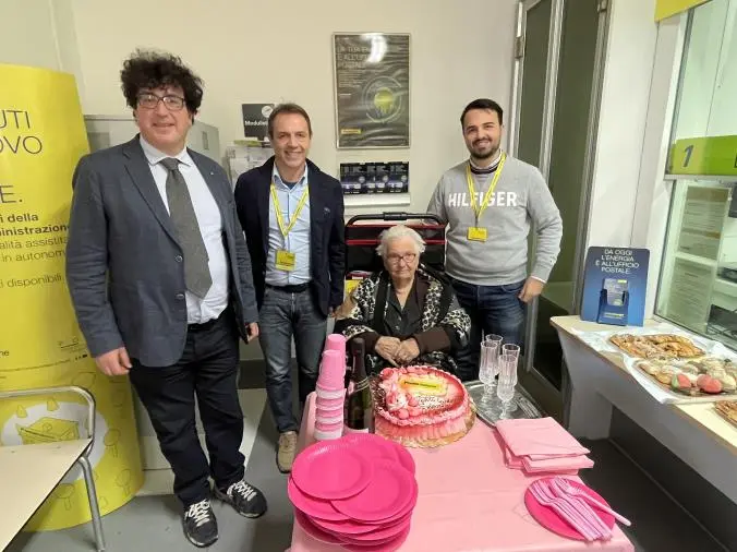 images Nonna Maria compie 100 anni: si festeggia anche all'ufficio postale di Acquaformosa