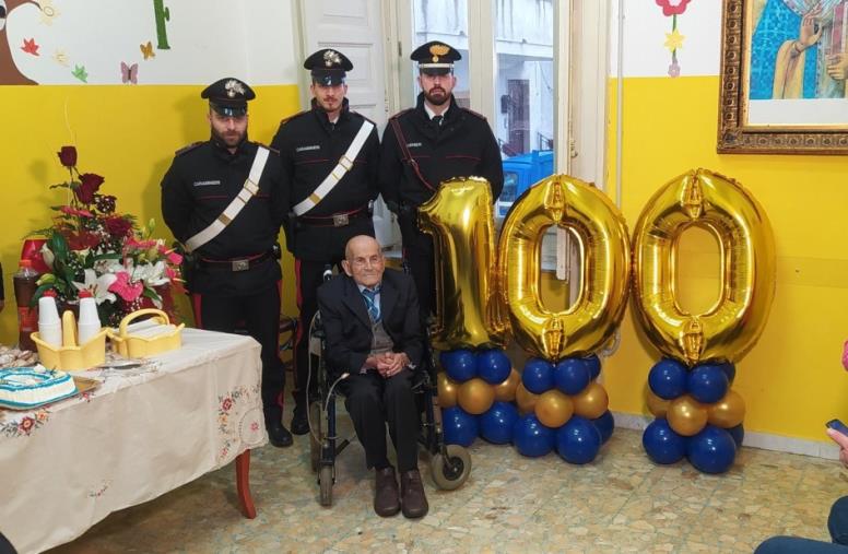 images Strongoli, Alberto festeggia i suoi 100 anni con i carabinieri 