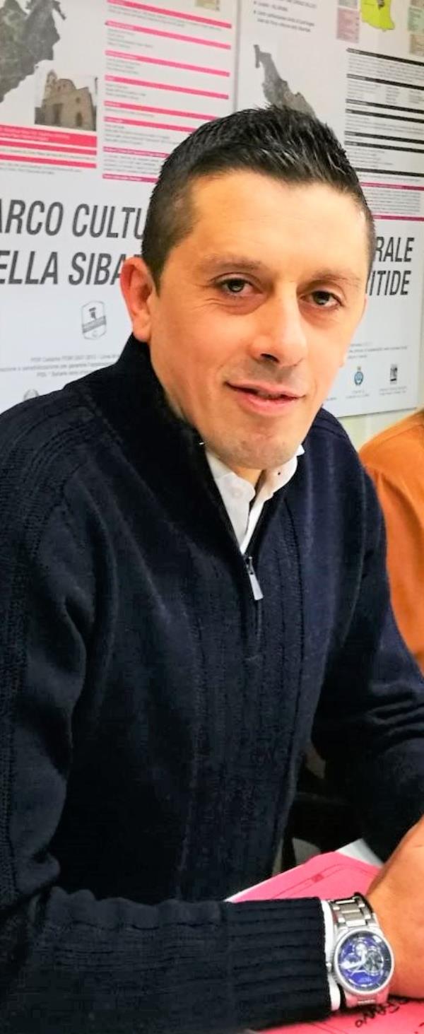 Produzione e detenzione di droga: padre e figlio in manette a Pentone images Produzione e detenzione di droga: padre e figlio in manette a Pentone