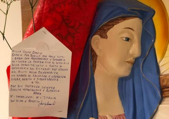 Una rosa rossa e una lettera di ringraziamento: l'omaggio di un cittadino ai Carabinieri di Vibo Valentia per il 25 aprile images Una rosa rossa e una lettera di ringraziamento: l'omaggio di un cittadino ai Carabinieri di Vibo Valentia per il 25 aprile