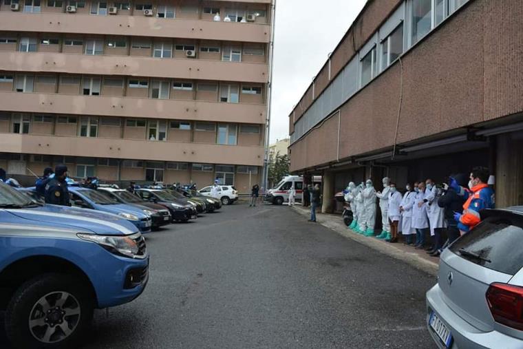 images Coronavirus. L'omaggio delle forze dell'ordine al personale dell'ospedale di Reggio Calabria
