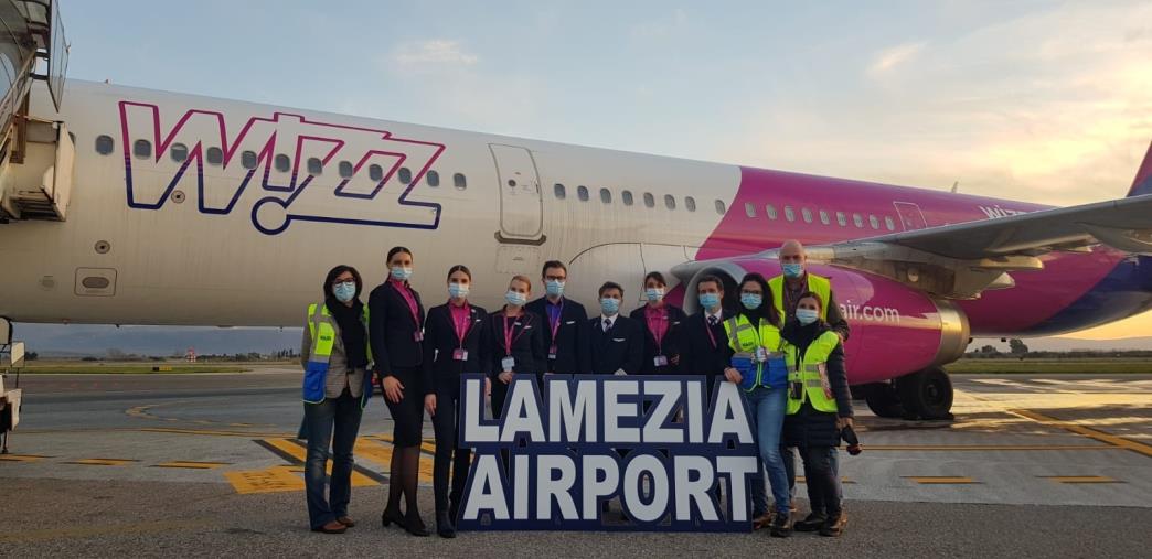 images Il cielo sopra l’Aeroporto di Lamezia ritorna a colorarsi di bianco, rosa e viola: c'è di nuovo la Compagnia bulgara Wizzair