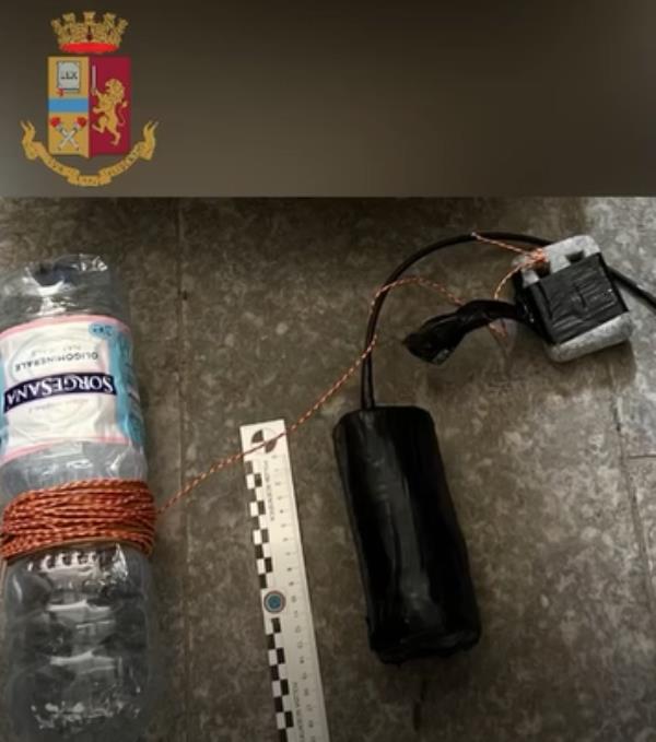 Vibo, trovato un ordigno con circa 1 kg di esplosivo nel garage di un’abitazione: un arresto images Vibo, trovato un ordigno con circa 1 kg di esplosivo nel garage di un’abitazione: un arresto