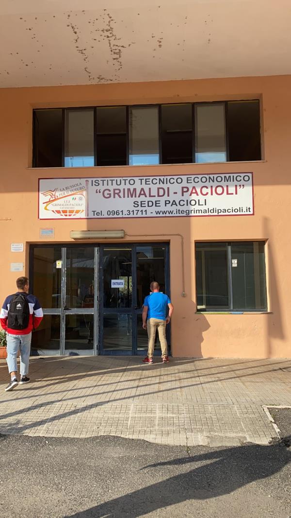 images Covid. Bidello positivo all'Istituto "Pacioli" di Catanzaro Lido: si tracciano i contatti  