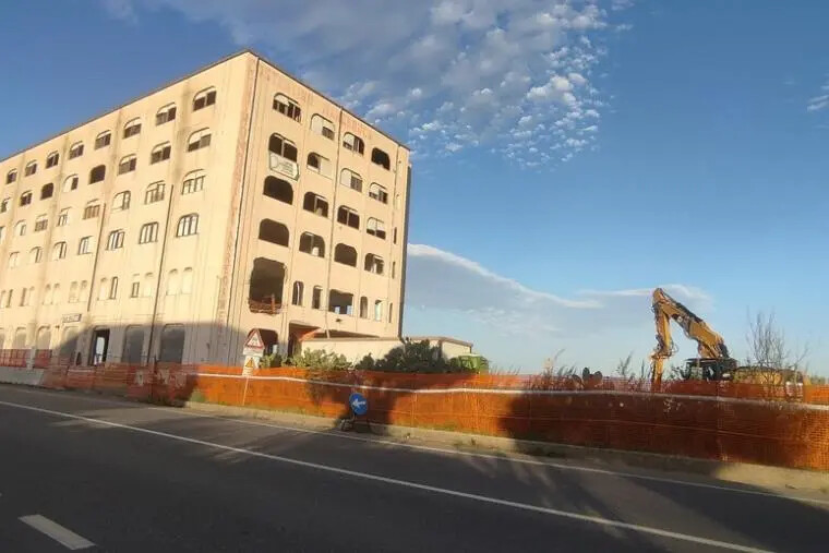 Abusivismo, Ciriani e Sisto in Calabria per abbattimento ecomostro confiscato alla ‘ndrangheta
images Abusivismo, Ciriani e Sisto in Calabria per abbattimento ecomostro confiscato alla ‘ndrangheta