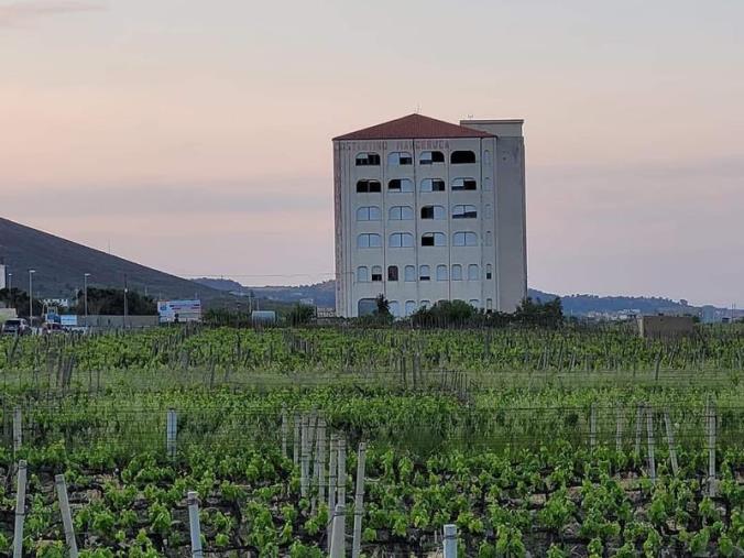 images Crotone: Palazzo Mangeruca, ecomostro sequestrato alla ‘Ndrangheta, sarà abbattuto  
