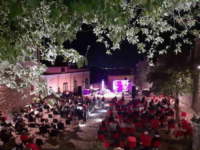 Cerisano. Partenza "con il botto" per il 27esimo Festival delle Serre
images Cerisano. Partenza "con il botto" per il 27esimo Festival delle Serre