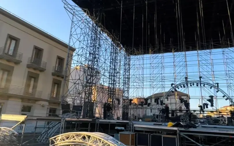 Vertenza Abramo, lavoratori protestano sotto il palco del Capodanno Rai a Crotone images Vertenza Abramo, lavoratori protestano sotto il palco del Capodanno Rai a Crotone