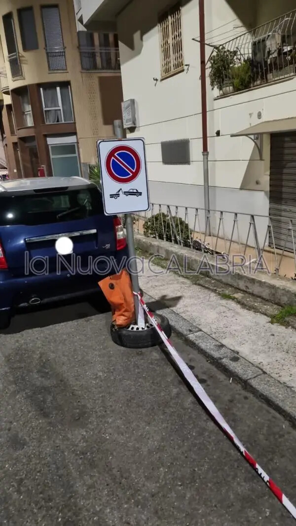 images Catanzaro, ancora paletti in via Broussard scatenano la furia dei residenti