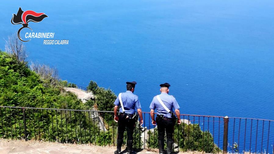 images Palmi, evade dai domiciliari e va in spiaggia a prendere il sole: arrestato