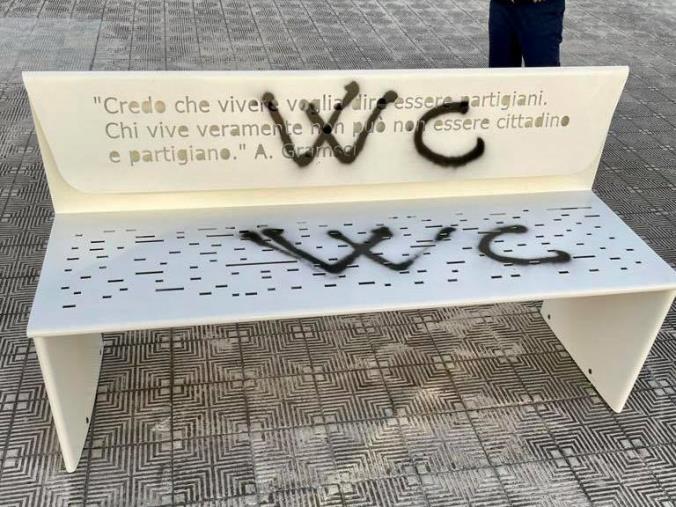 images Reggio Calabria. Imbrattata la 'panchina parlante' dedicata a Gramsci. Falcomatà: "Già ripulita" 