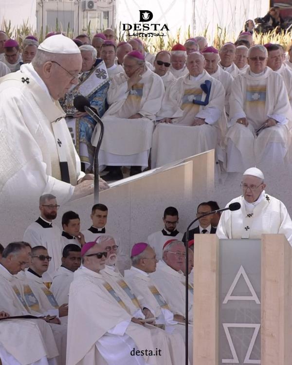 images Catanzaro. Desta "accompagna" papa Francesco in Slovacchia non solo con la preghiera ma anche con i paramenti liturgici