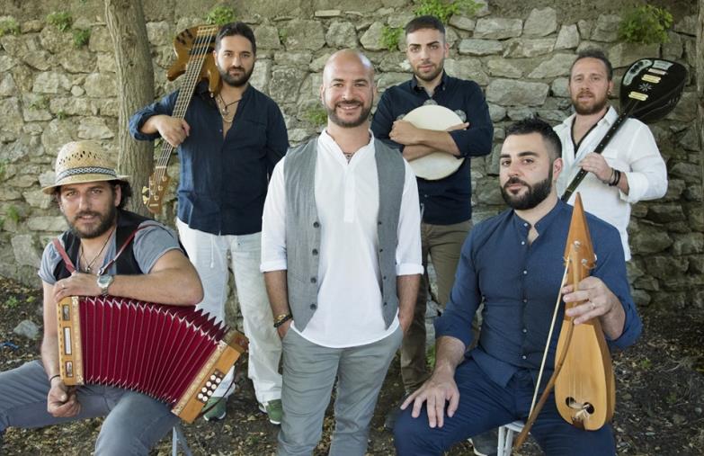 La musica dei Parafonè protagonista in Portogallo: il 27 e 28 agosto live al Festival Sete Sóis Sete Luas grazie all’impegno di Calabria Sona images La musica dei Parafonè protagonista in Portogallo: il 27 e 28 agosto live al Festival Sete Sóis Sete Luas grazie all’impegno di Calabria Sona