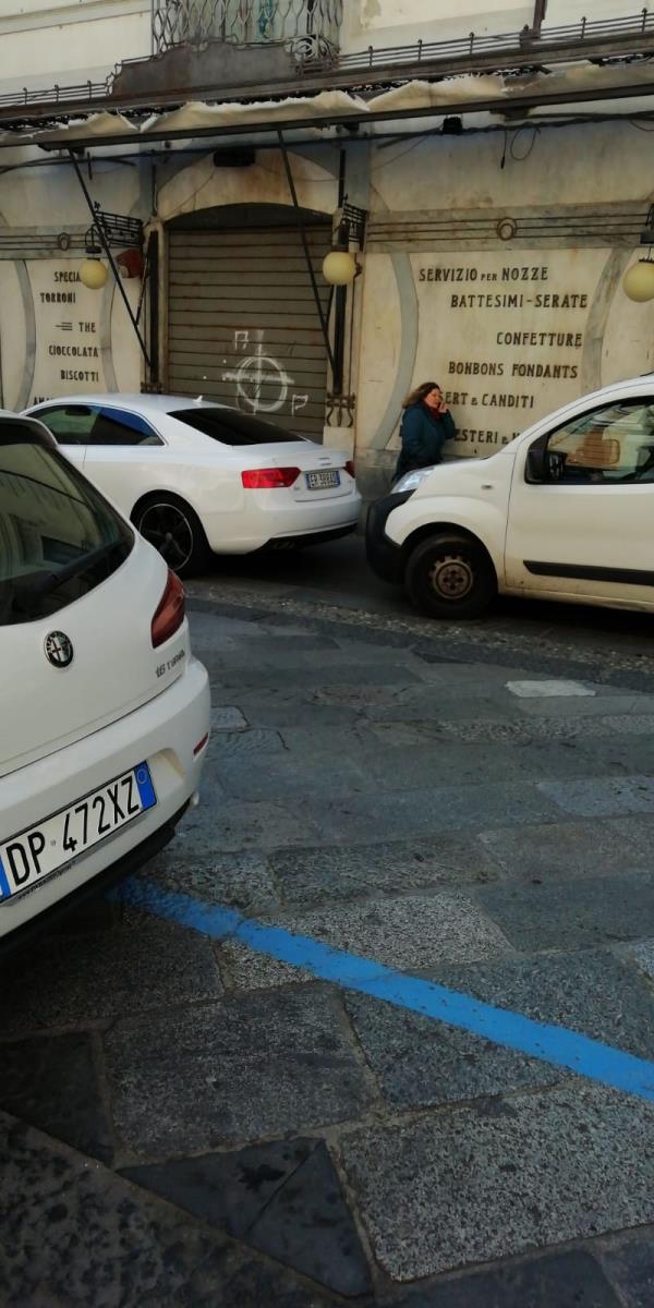 E l'ex Caffè Imperiale diventa parcheggio privilegiato per la sosta selvaggia che imperversa nel centro storico di Catanzaro images E l'ex Caffè Imperiale diventa parcheggio privilegiato per la sosta selvaggia che imperversa nel centro storico di Catanzaro