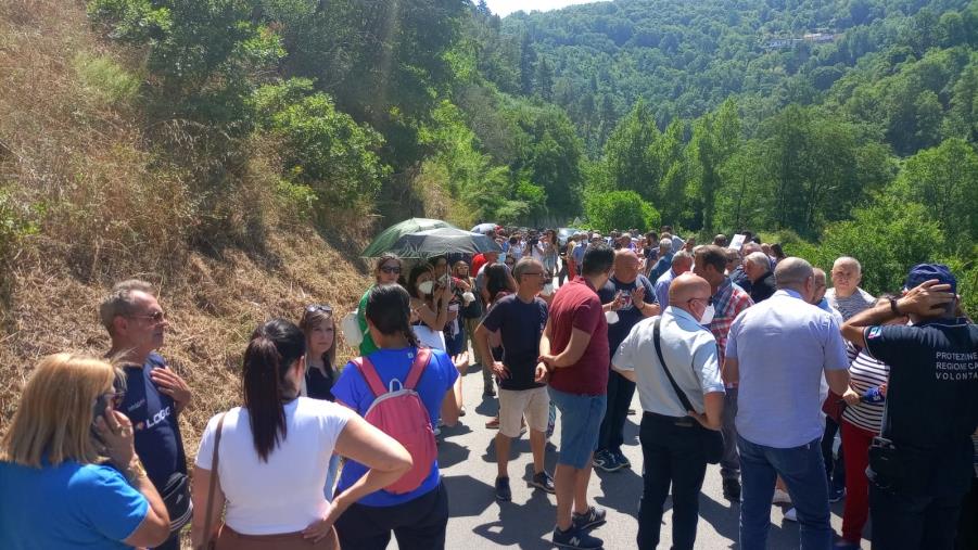 images Parenti, i cittadini bloccano la Provinciale: "La sanità è un rebus e la strada un enigma"