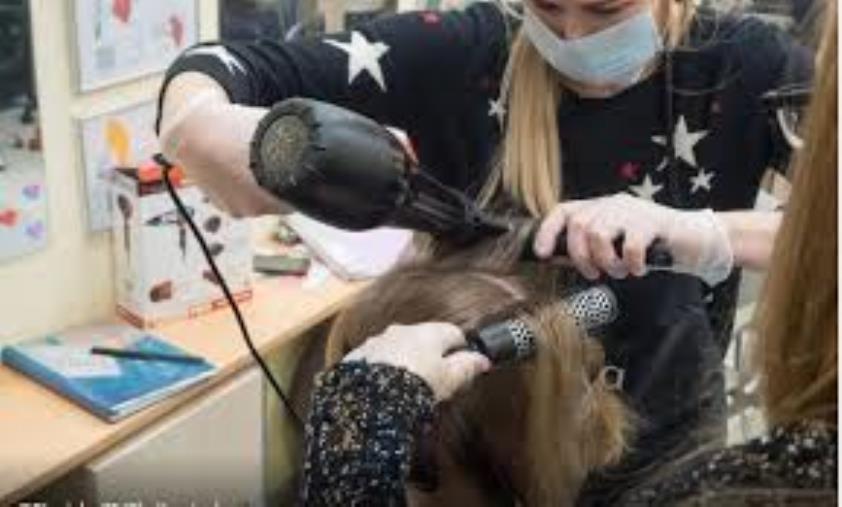 images Parrucchieri e centri estetici chiusi in zona rossa, ecco quali negozi restano aperti 