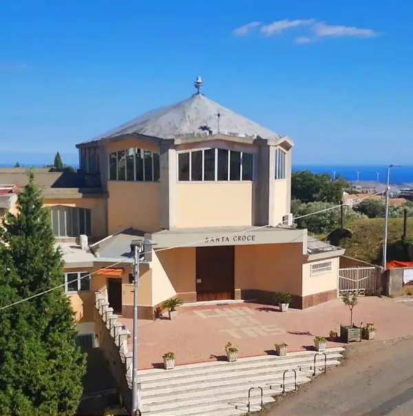 Catanzaro, vive in tenda davanti alla chiesa di S. Croce e disturba i fedeli: i parroci "chiudono" la chiesa images Catanzaro, vive in tenda davanti alla chiesa di S. Croce e disturba i fedeli: i parroci "chiudono" la chiesa