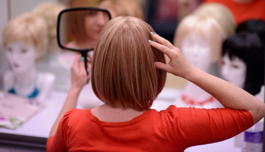 images Contributi per protesi a pazienti oncologici e una "banca regionale dei capelli"