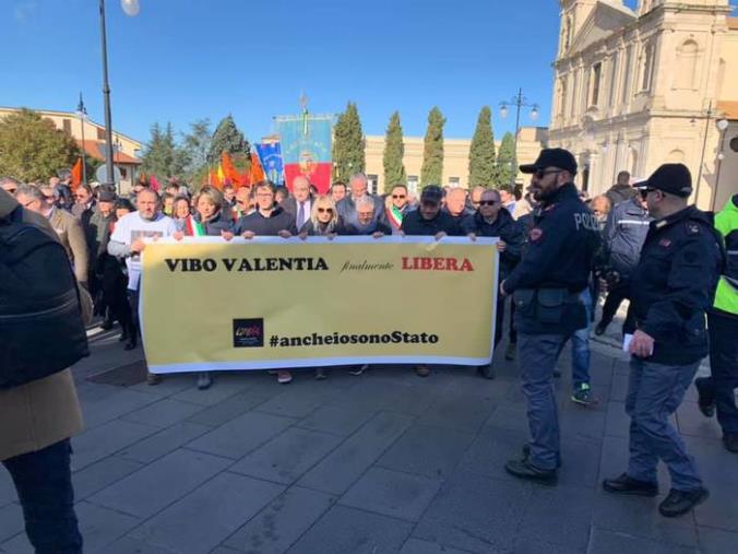 images Vibo Valentia, in migliaia alla "Passeggiata della legalità" organizzata da Libera 