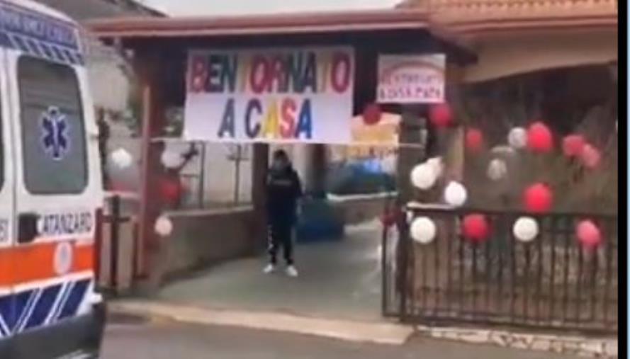 images Coronavirus. Guarito il paziente di Cutro curato al Policlinico: torna a casa fra i festeggiamenti (VIDEO)