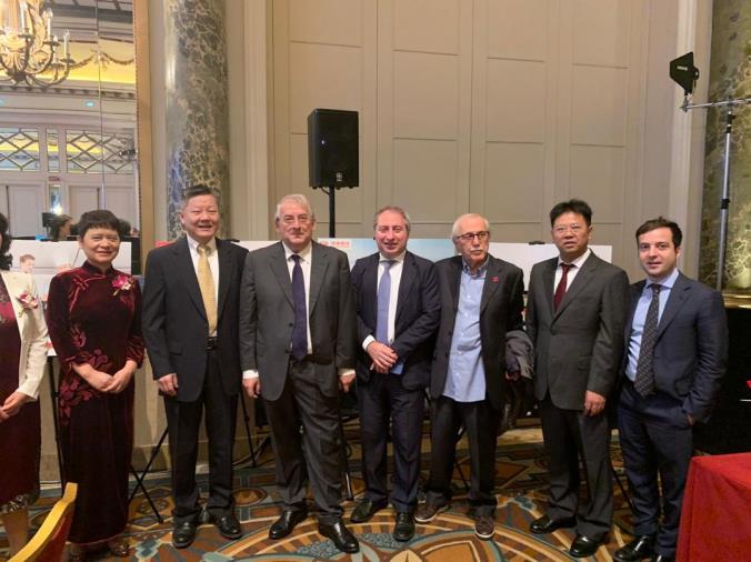 images A San Vito atmosfera fantasy con il libro "“Il mago di Nardodipace"