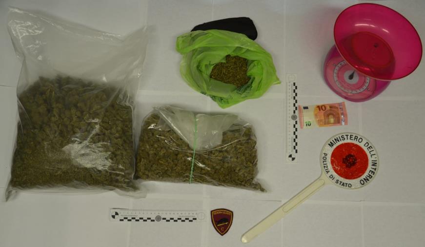 images Catanzaro, teneva in casa quasi 2 Kg di marijuana: arrestato un quarantenne nel rione Fortuna