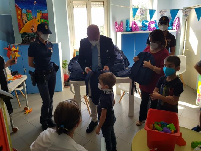 images Catanzaro, doni speciali dalla Polizia ai bambini dell'oncologia pediatrica del Pugliese