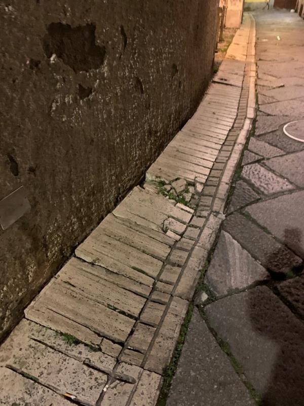 La rabbia dei residenti al Pianicello, tra basole divelte e assenza istituzionale. Avviata una raccolta firme images La rabbia dei residenti al Pianicello, tra basole divelte e assenza istituzionale. Avviata una raccolta firme